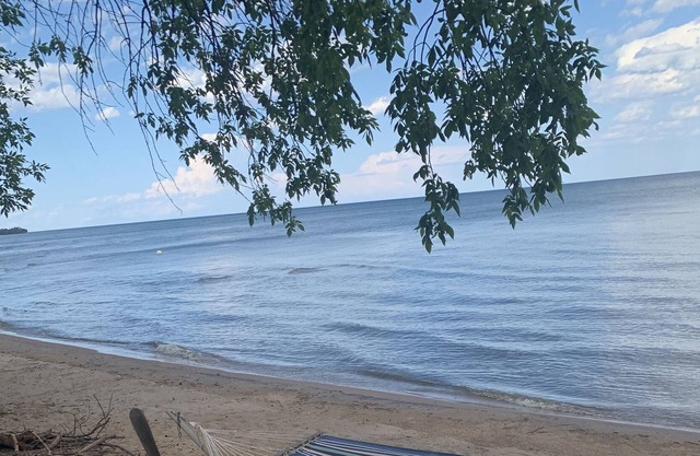 AUTUMN DISCOUNT Cottage with deck to SAND beach on Green Bay.