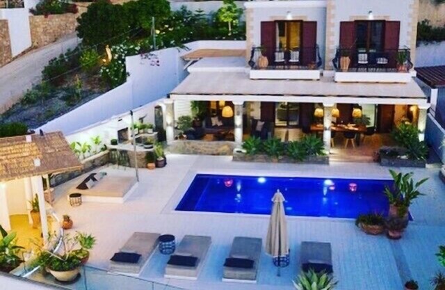 Villa de luxe impressionnante et bien conçue avec la détente à l'esprit.