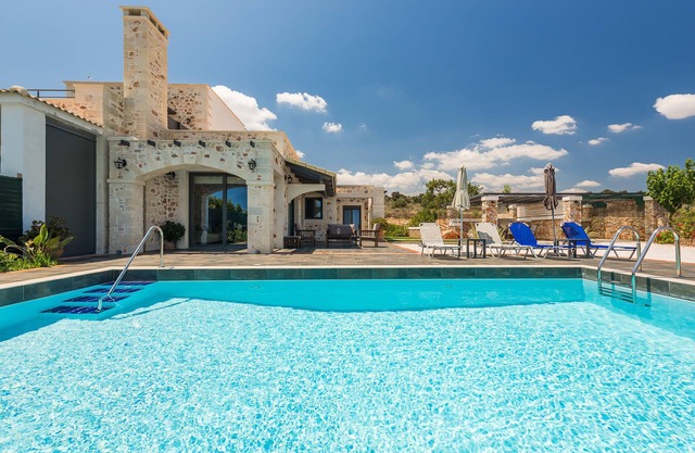 Une nouvelle villa construite avec piscine privée et vue imprenable sur la mer