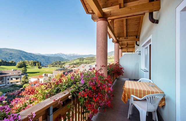 Appartement 302 de la résidence Diana avec vue sur les montagnes, balcon et Wi-Fi.