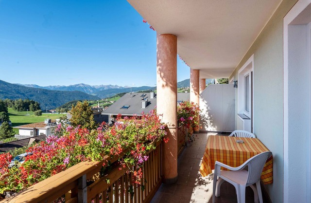 Résidence Diana Appartement 202 avec vue sur les montagnes, balcon et Wi-Fi.