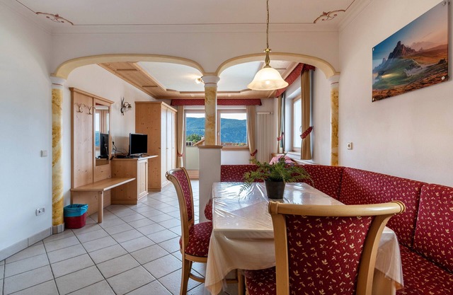 Résidence Diana Appartement 103 avec vue sur les montagnes, balcon et Wi-Fi.