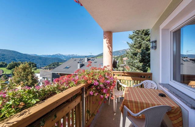 Résidence Diana Appartement 203 avec vue sur les montagnes, balcon et Wi-Fi.