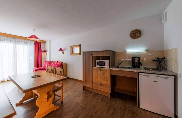 Residence Les Balcons du Viso *** - 2 Room Apartment 4/6 People Mountain Corner