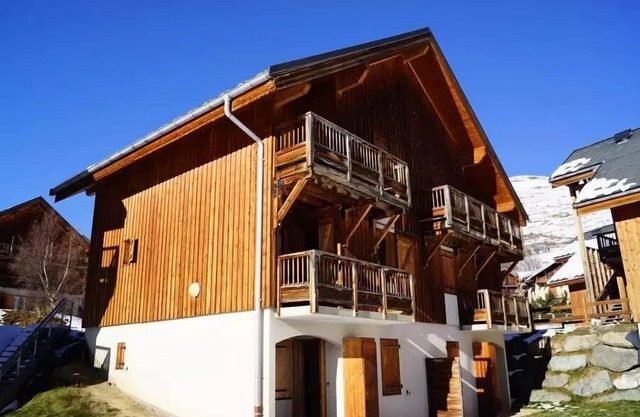 Residence Les Marmotes - Apartment in chalet near the slopes and ski school