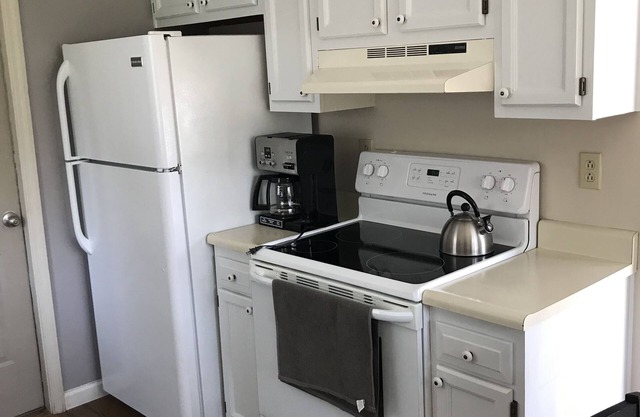 Residential home all wood laminate floor, ten minutes from downtown.