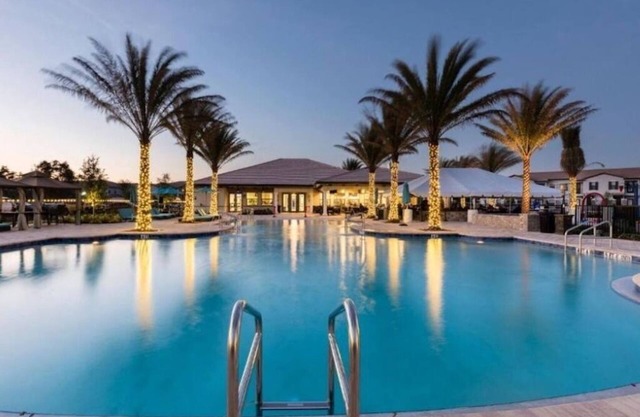 Modern 4-bedroom villa with pool/WiFi, fitness room in pleasant Haines City