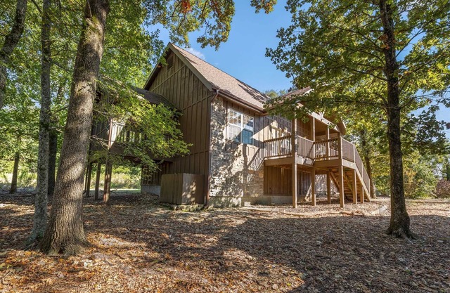 Stonebridge Cabin avec cheminée, Chambre King privée, dos aux bois