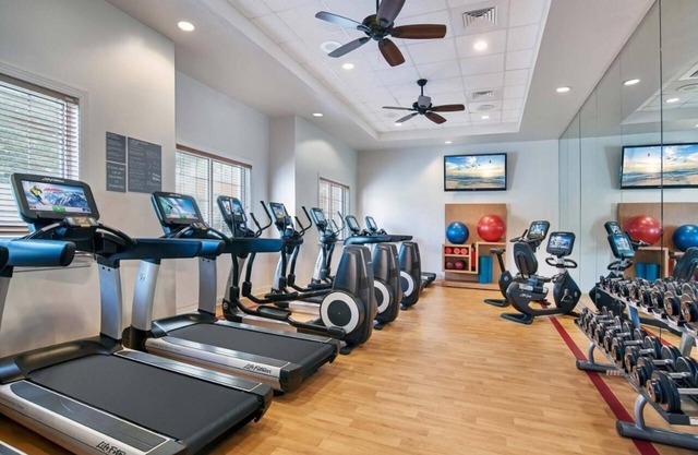 Resort condo close to all Myrtle Beach ameneties with pool and gym facilities