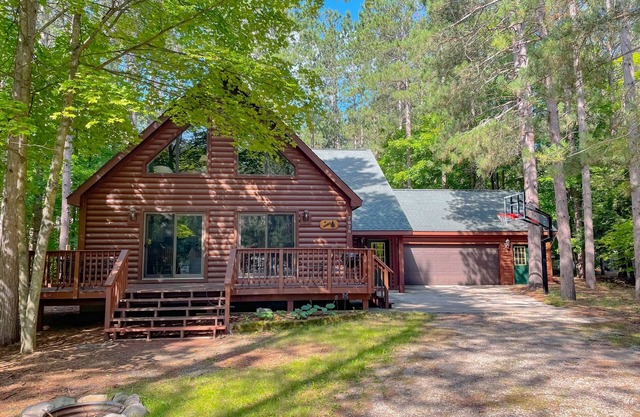 Resort home with private indoor hot tub, game room, firepit, bikes, Ping-Pong