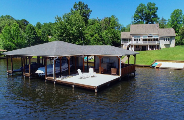 NOUVELLE LISTE (nouveaux propriétaires)! Accueil de luxe LAKEFRONT w / quai couvert côté public