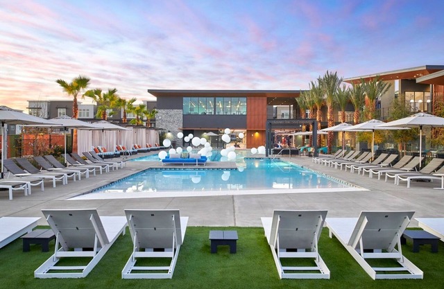 Une vie de resort avec tout a proximite. A cote du BART pour se deplacer partout