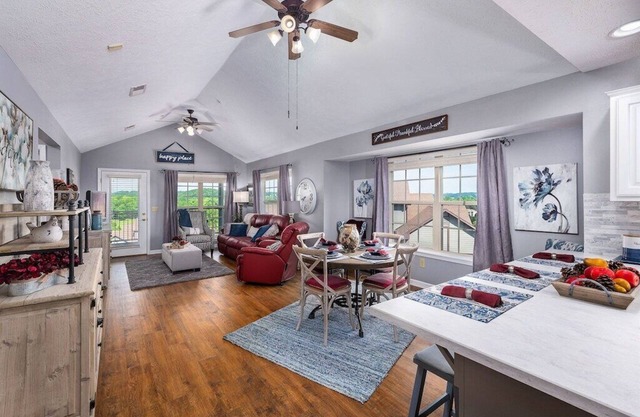 Resort Living, 2 miles to Silver Dollar City, Ozark views, resort amenities