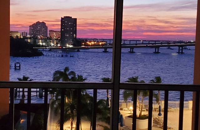 River & Sunset views!! 3br/2b w/parking, close to downtown restaurant's & shops!