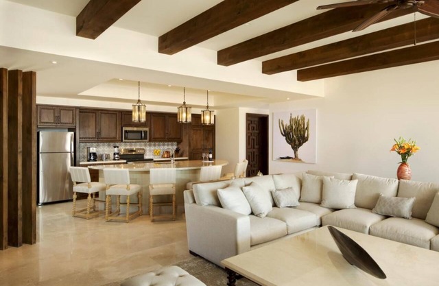 Resort Penthouse, Sleeps 8, Water View Access, Greg Norman Designed Golf Course