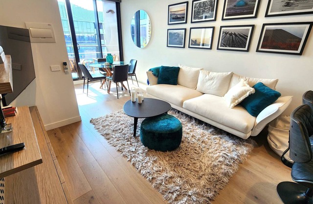 Resort-style Exec 1 Bed w. study in Port Melbourne