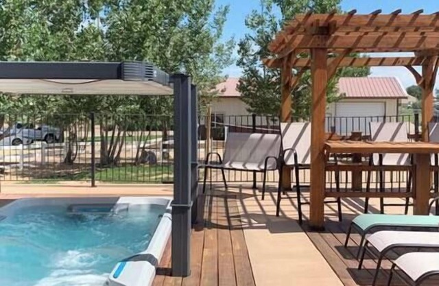 Spa de nage chauffé, bain à remous, bar couvert en plein air, salle de théâtre, volley-ball sur sable
