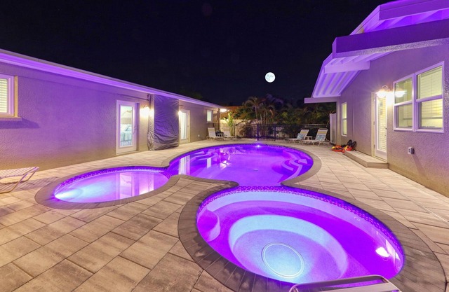 Resort-Style Ground Floor Suite On Vista Lake, Heated Pool & Spa 🦤🦤🦤