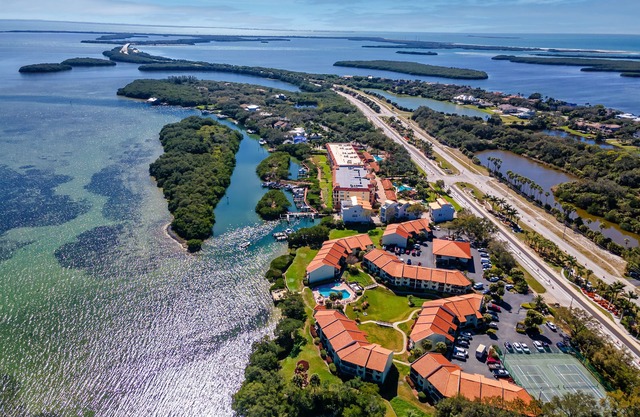 Intercostal Living 1/1 Condo 10 mins to Beach Pool