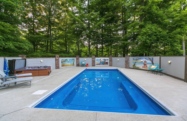 Grande maison privée avec piscine chauffée et bain à remous. 20 minutes du centre-ville!