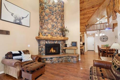 Resort Style Pine Top Cabin, Deck Views and Sleeps 12