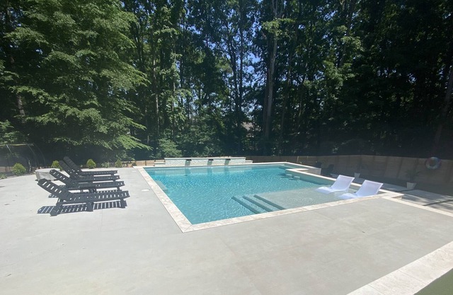 Resort Style Pool, 5 bedrooms- TWO primary en-suites! Close to all