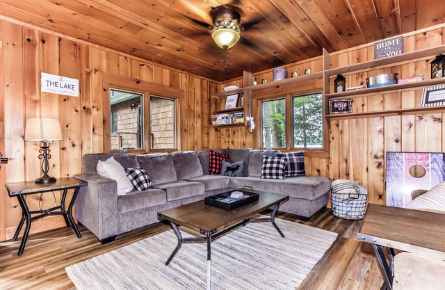 2 magnifiques chalets sur le lac Little Portage dans le Land O 'Lakes. Le paradis des vacances!