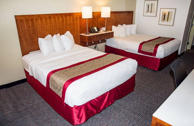 Rest & Recharge: 2 Comfortable Units Near Nature Hotspots! Pool Access!