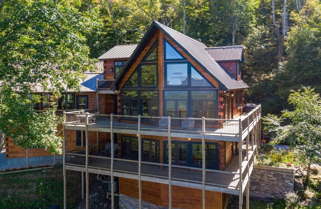 Rested Traveler - Pet Friendly log cabin with views, pool table & hot tub near Blowing Rock!