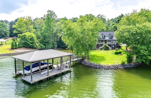 Charming Retreat in Quiet Cove w Kayaks, SUPs, Dock & Boat Opt - Near Charlotte