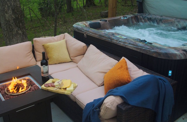 Private Pet Friendly Chalet with Hot Tub & Dock