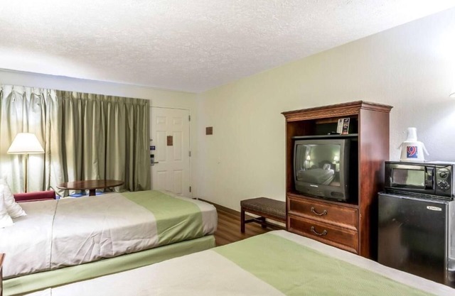 Restful Room w/ Pet-Friendly Options, Free Breakfast & On-Site Dining
