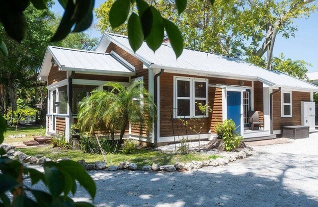 Historic Bayshore Cottage walk to Bay & Ringling