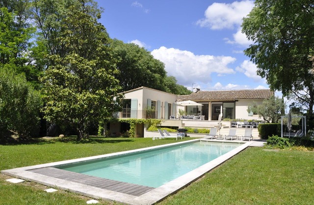 Mas restauré, proche village, au calme, piscine chauffée, superbe vue Alpilles