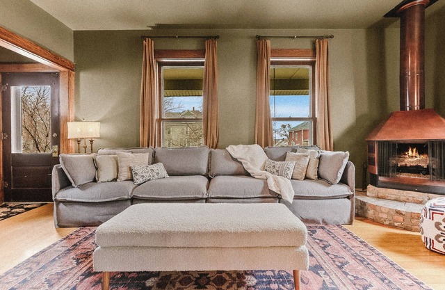 Restored Historic Bungalow - Walk to Downtown Rapid City - Garage Parking