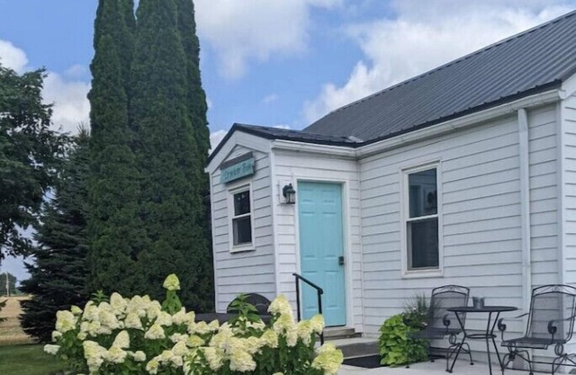 Retreat! 2 bedroom cottage! Peaceful country setting