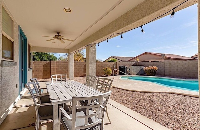 * NOUVEAU SUR VRBO * Retraite à SanTan! Maison 4BR privée avec piscine chauffée, table de ping-pong et salle de jeux!