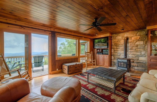 3BR, 3. 5BA Cottage Timeless Blowing Rock, vues panoramiques sur les montagnes, bain à remous, pierre personnalisée et boiseries