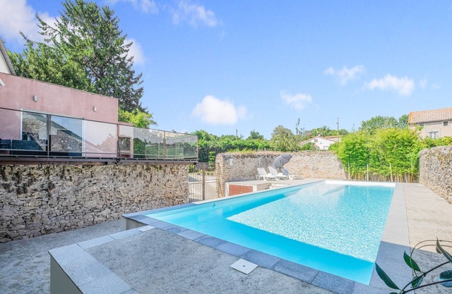 Maison de caractère avec piscine dans un village