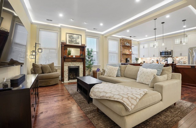 Retreat to an Urban Stylish Loft in Clifton near the Zoo, UC, FC, Reds & Bengals
