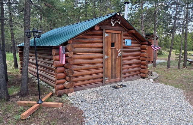 Cozy dry cabin with ( fireplace and campground/fire .