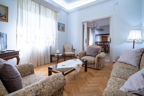 Retro 2-Bdrm House Near Metro in Heraklion by ΜΡS