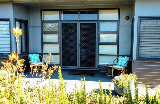 Retro beach house. Central and close to beach. Room for all the family.