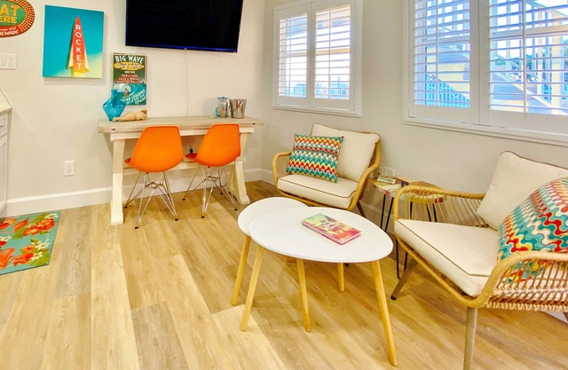 Retro-chic beachfront studio mere steps from sand - grilling area & shuffleboard
