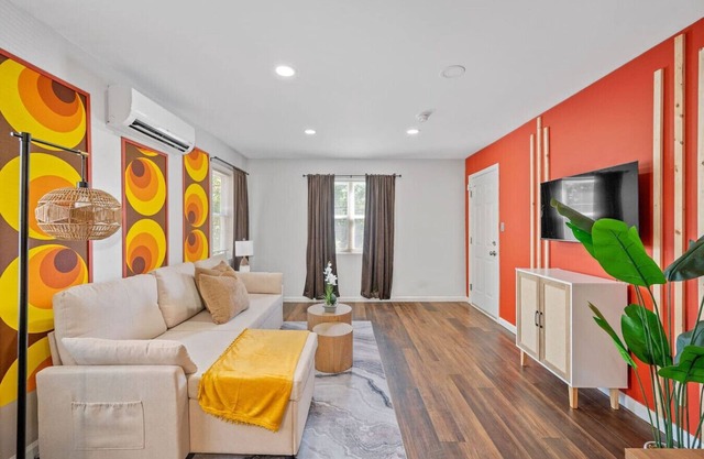 Retro-Chic 1BR w/ King Bed & Prime Location
