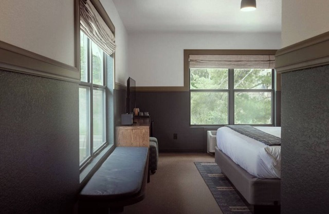 Retro Creekside Getaway Just Minutes from Table Rock Lake & Nature Trails