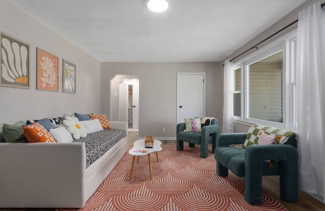 Retro Funky Stay less than 10 minutes from Arrowhead!