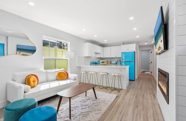 Newly Renovated Mid Century Modern 2-bedroom house in Laurel Park