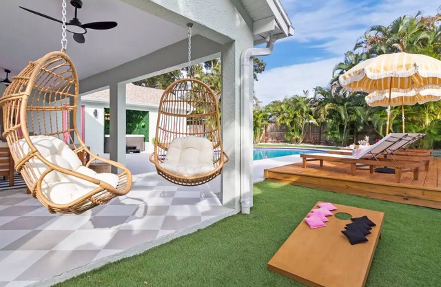 Retro PALMS! Heated Salt Water Pool ~ Hot Tub ~ Golf ~ Game Room ~ EPIC retreat!