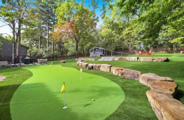 Retro Razorback - Pickleball-Golf-Spa-UofA